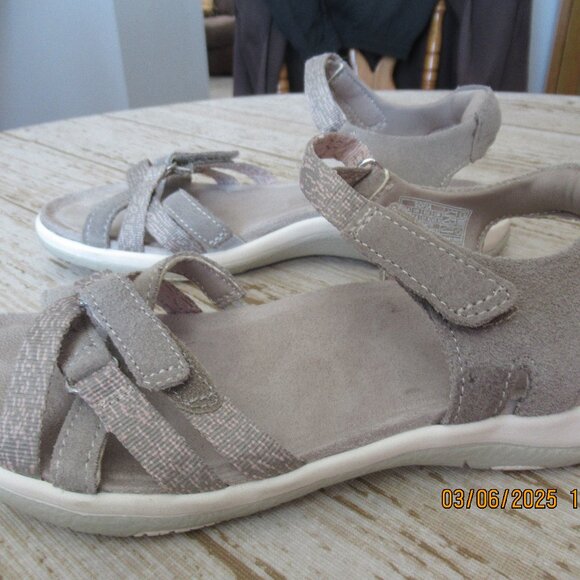 Woman's Sandals (Earth Origins) - Size 6.5 - Picture 2 of 4